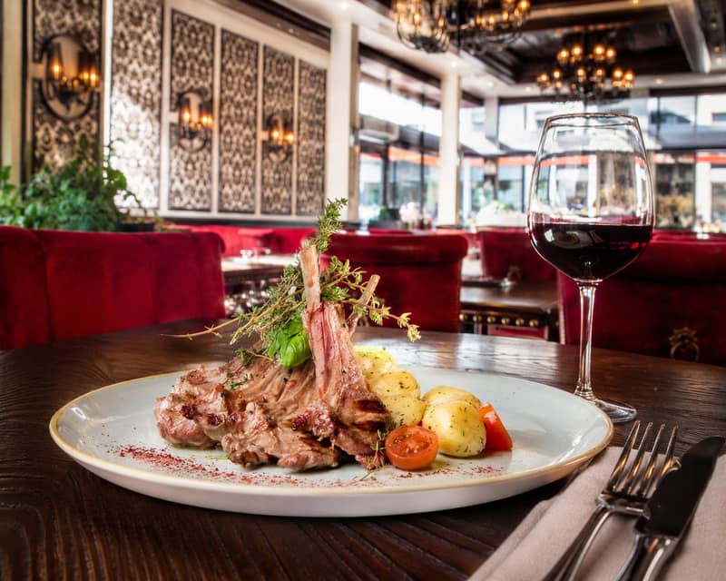Lammkoteletts vom Grill im Vincenzo