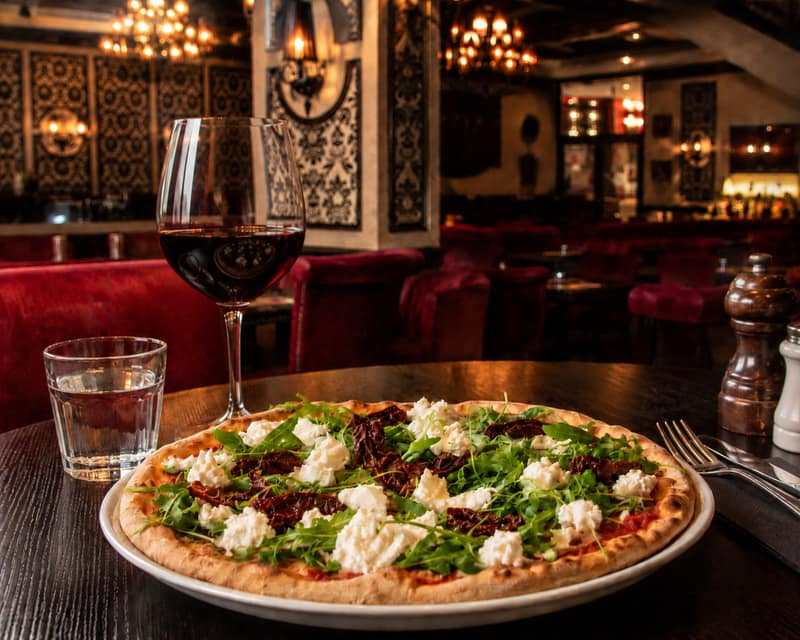Pizza aus dem Steinofen im Vincenzo