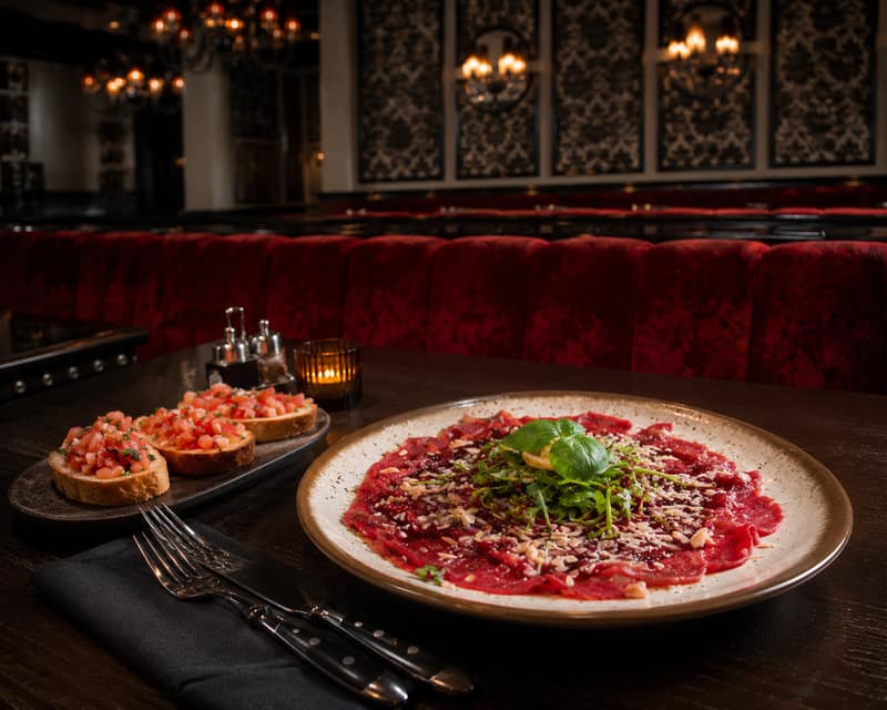 Italienische Vorspeisen — Bruschetta und Carpaccio im Vincenzo